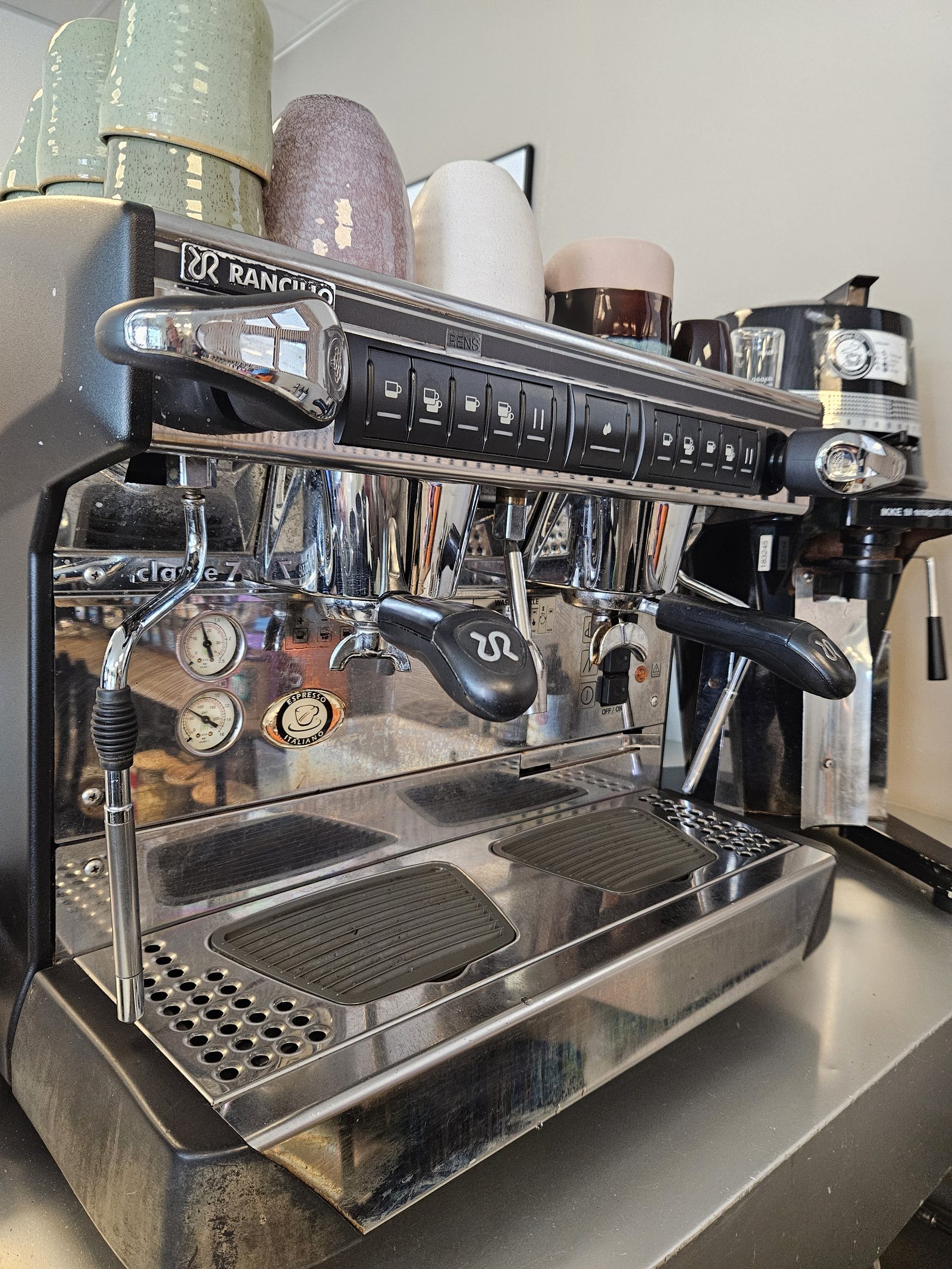 Baren og espressomaskinen i butikken